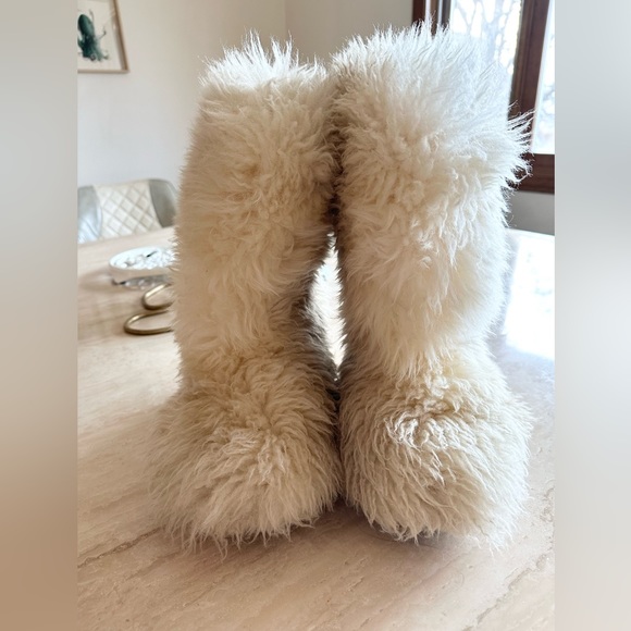 UGG Shoes - RARE UGG FLUFF MOMMA BOOTS 6 NATURAL SKI APRES FURRY GORGEOUS RARE FUR FLAW
